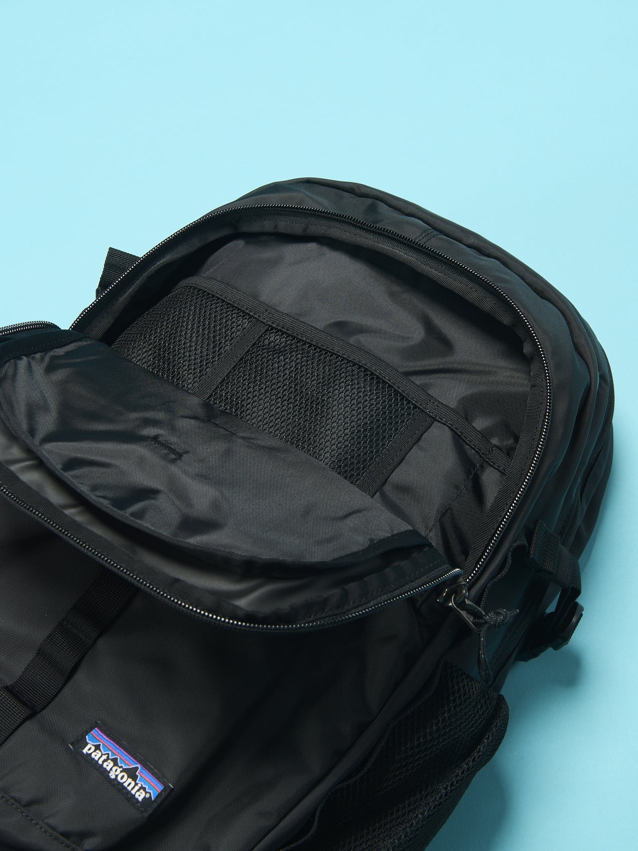 今買えば一生使える「パタゴニア」の黒リュック。PCも着替えも