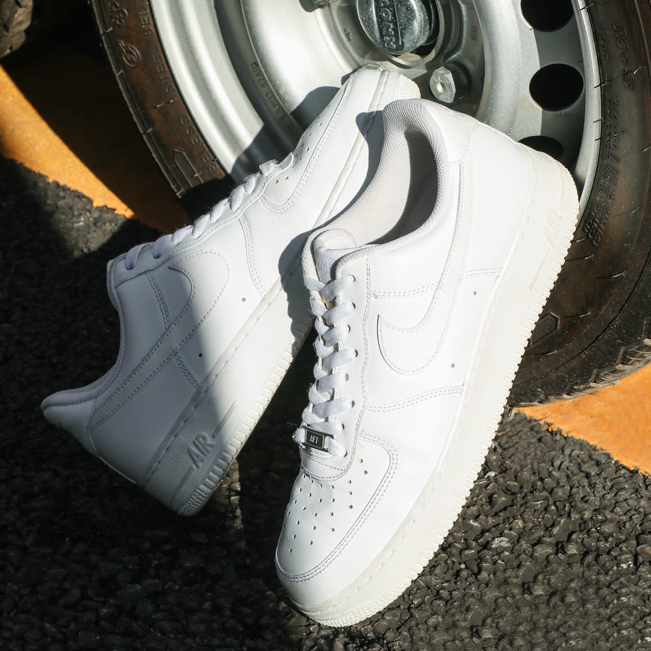 アディダス「スタンスミス」、ナイキ「エア フォース1