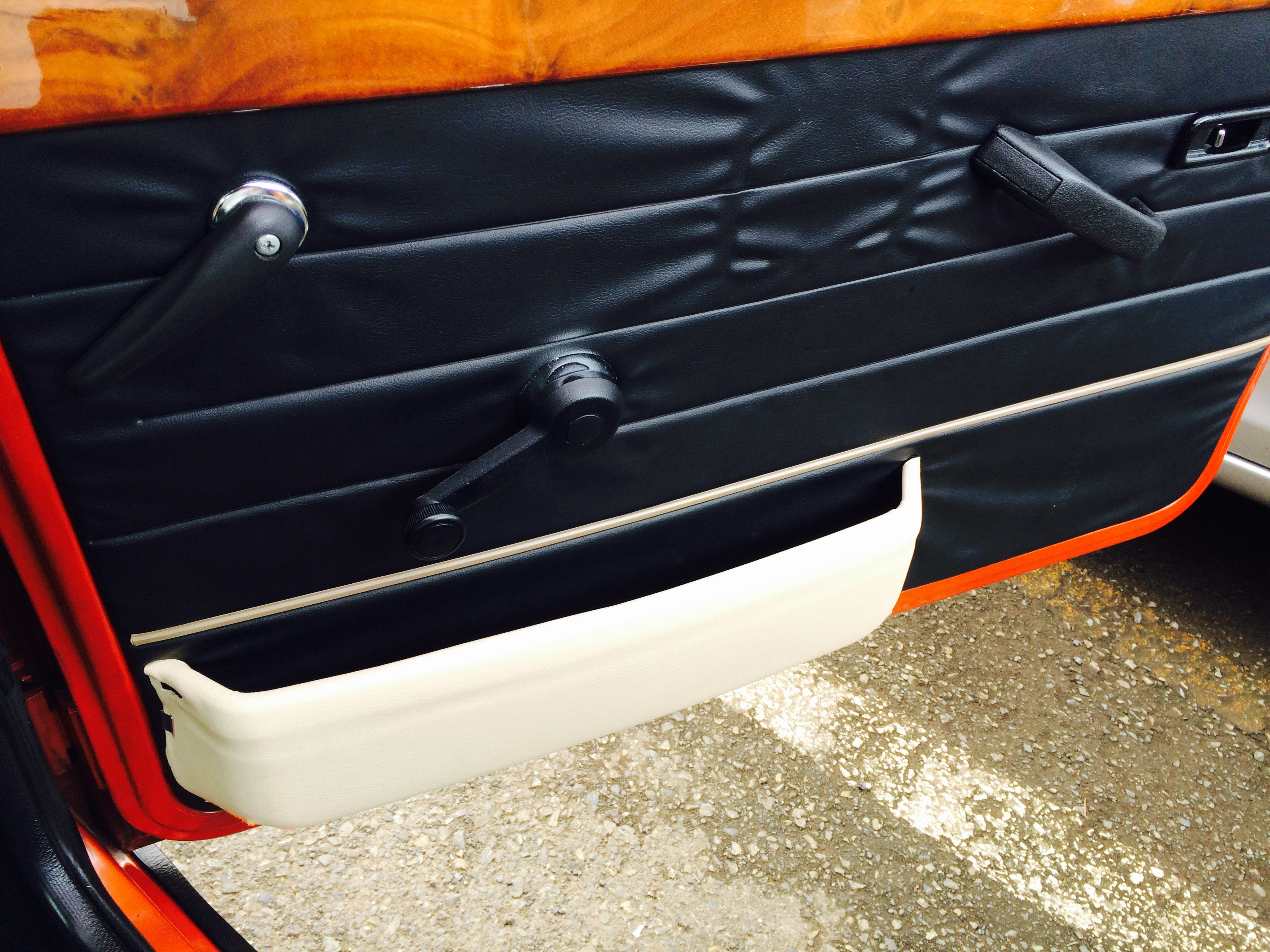 ローバーミニ：んーおしゃれ。ドアポケットにDIYでレザー張り。その1