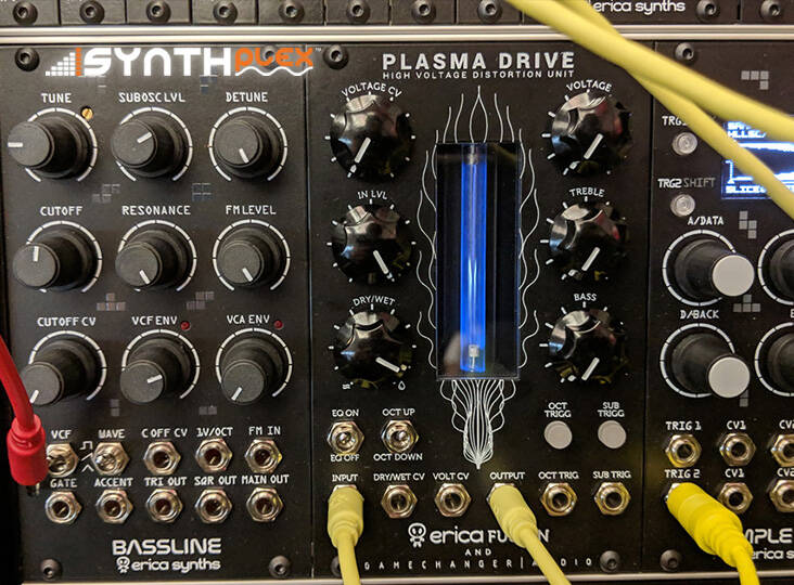 Erica Synthsがモジュラーシンセの新製品Black Double Bassを発表