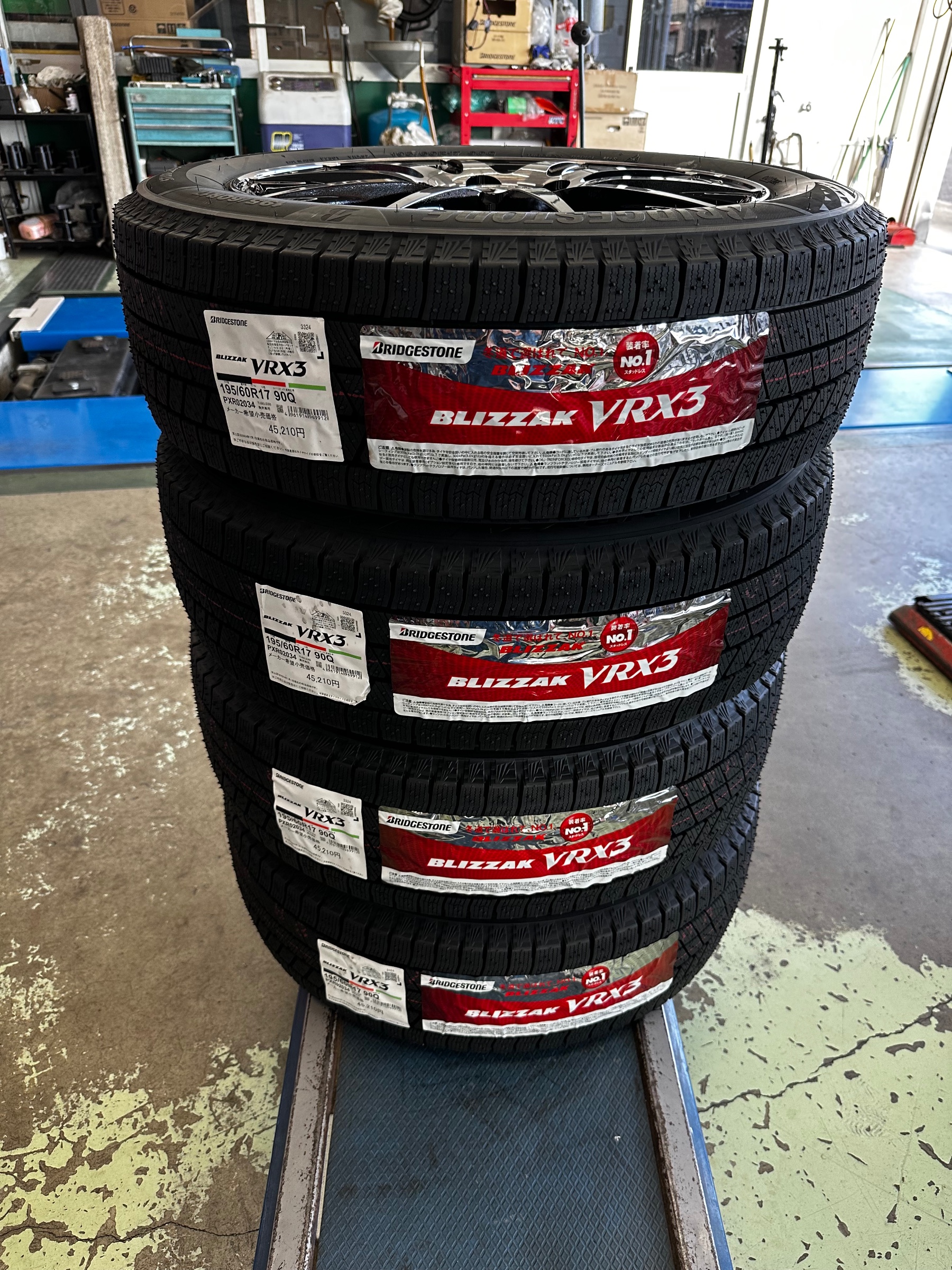 新型プリウスにスタッドレスタイヤセットを(^^) | トヨタ プリウス