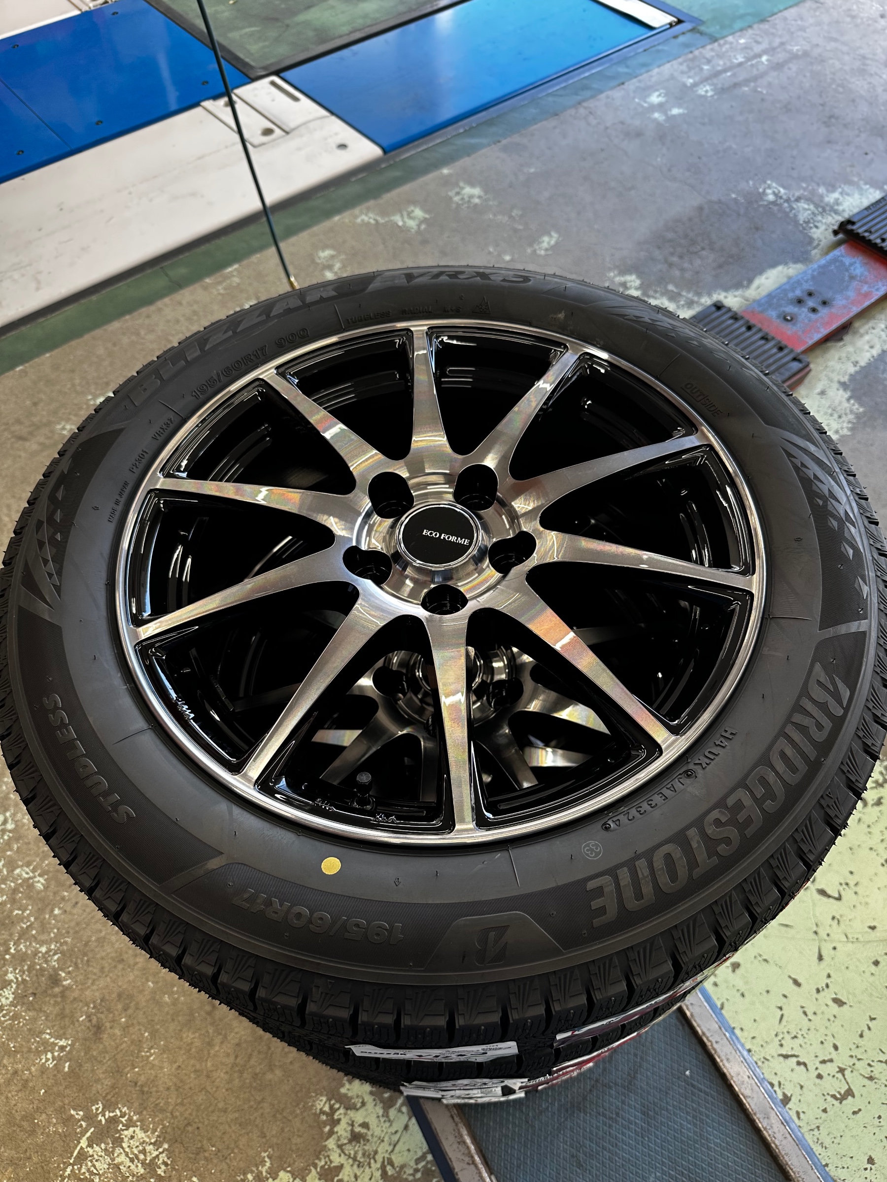 新型プリウスにスタッドレスタイヤセットを(^^) | トヨタ プリウス