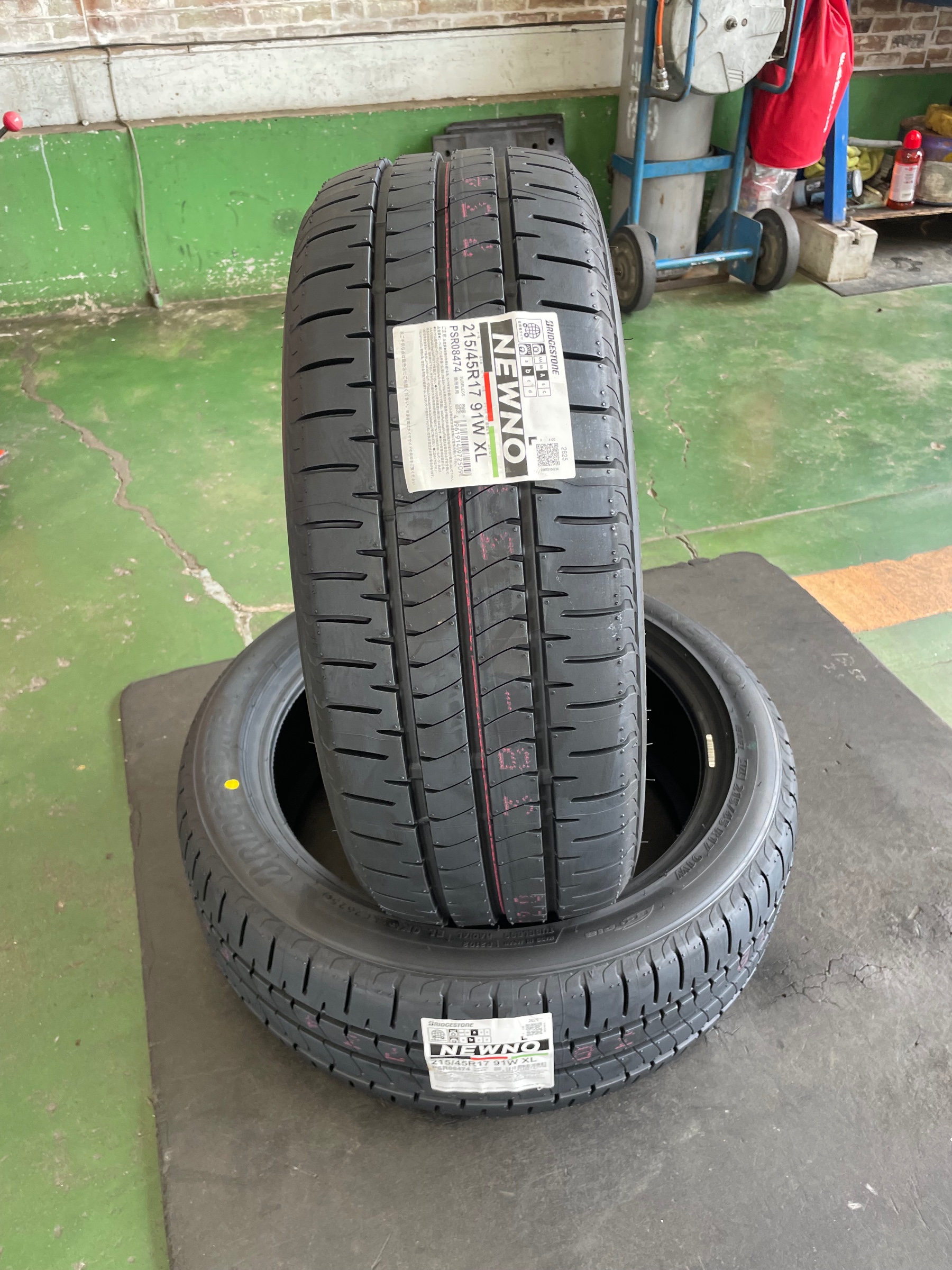 トヨタ プリウスにタイヤ交換でニューノ装着っ！ | トヨタ プリウス