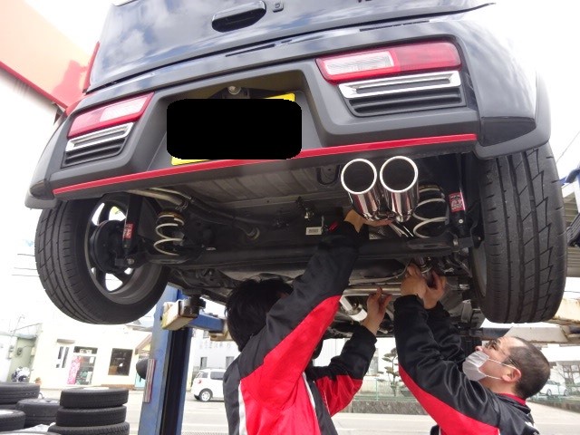 HA36SアルトRSに藤壺マフラー・ハイラックストラックにデイトナ