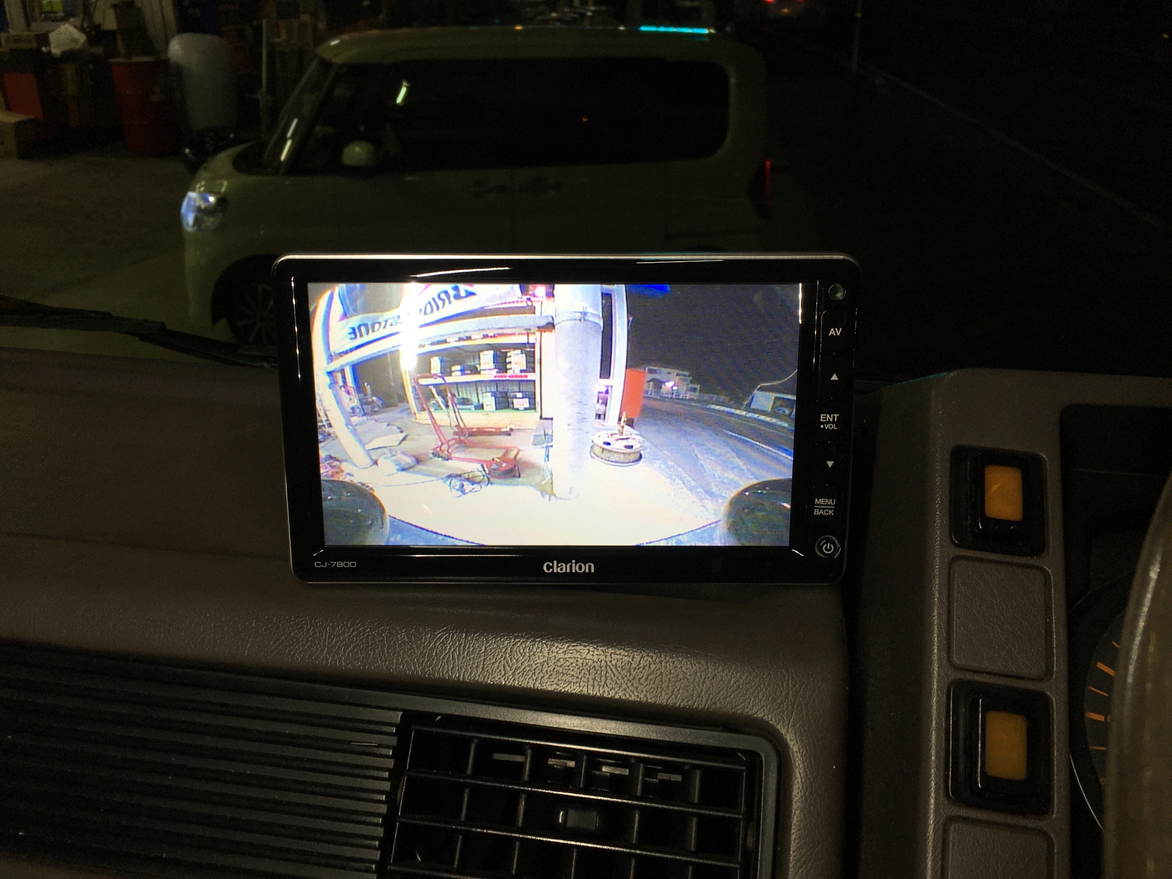 トラックのバックモニターもお任せください！ | AV&ナビ機器