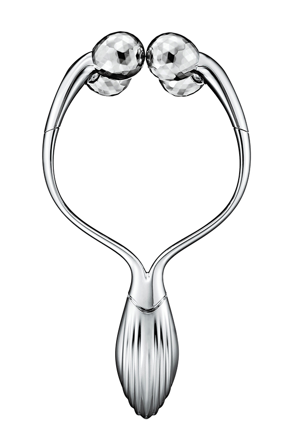 左右対称につまみ流すフェイスライン、チークラインのスペシャリスト