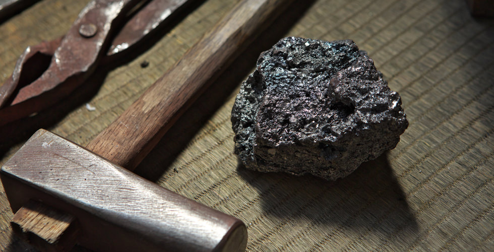 たたら場の鉄－玉鋼 | 【公式】火箸風鈴の明珍本舗