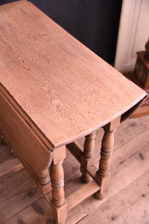 風合いあるゲートレッグテーブル