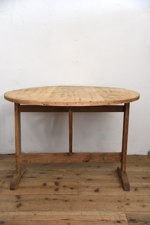 上品な風合いのラウンドワインテーブル