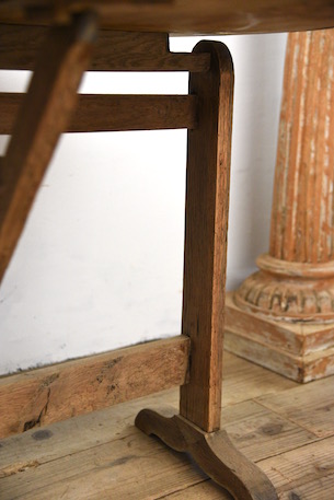 上品な風合いのラウンドワインテーブル