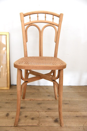 可愛らしい曲げ木のカフェチェア b