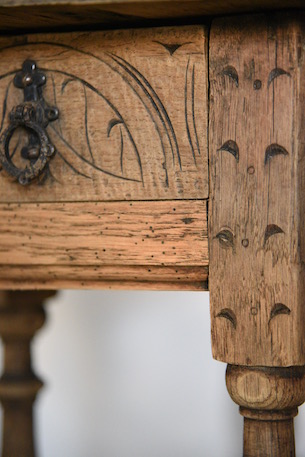 雰囲気あるドロワーのついたゲートレッグテーブル