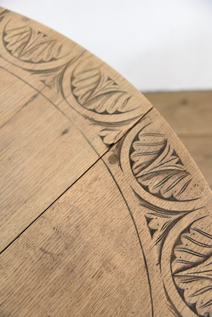 雰囲気あるドロワーのついたゲートレッグテーブル