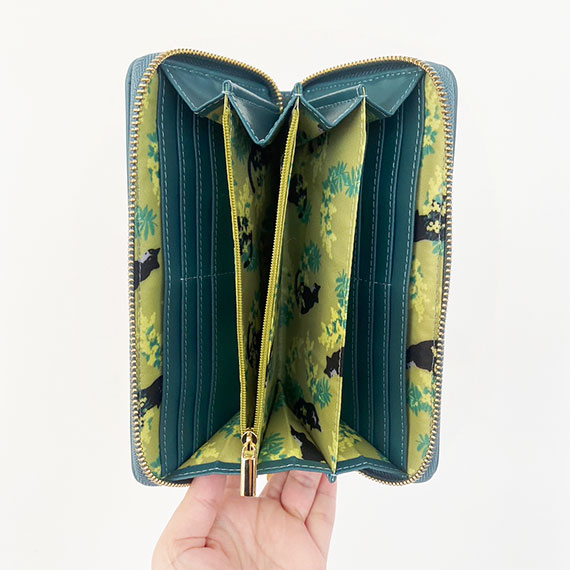 幸福のハチワレ猫と華やかミモザで運気がアップしそうな、型押し長財布