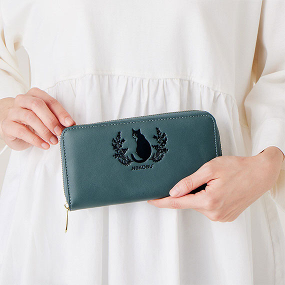 幸福のハチワレ猫と華やかミモザで運気がアップしそうな、型押し長財布