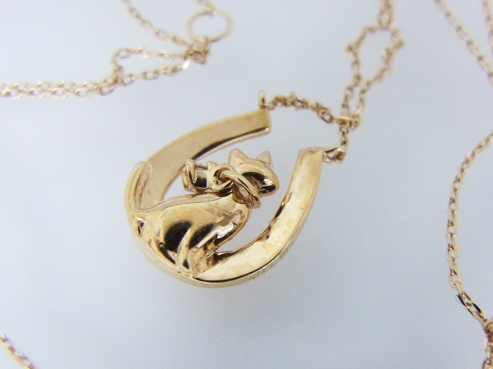 ネコモチーフ ペンダントネックレス K10PG 馬蹄キャット | ネコ