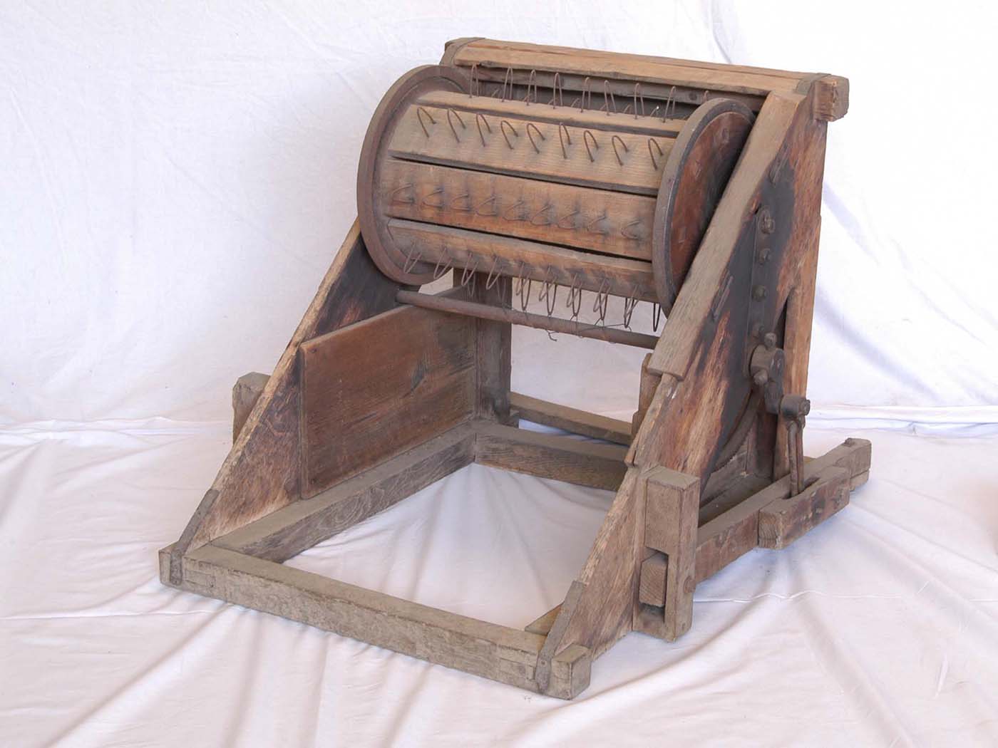 足踏み脱穀機（あしぶみだっこくき） | くらしの道具 | 所蔵品