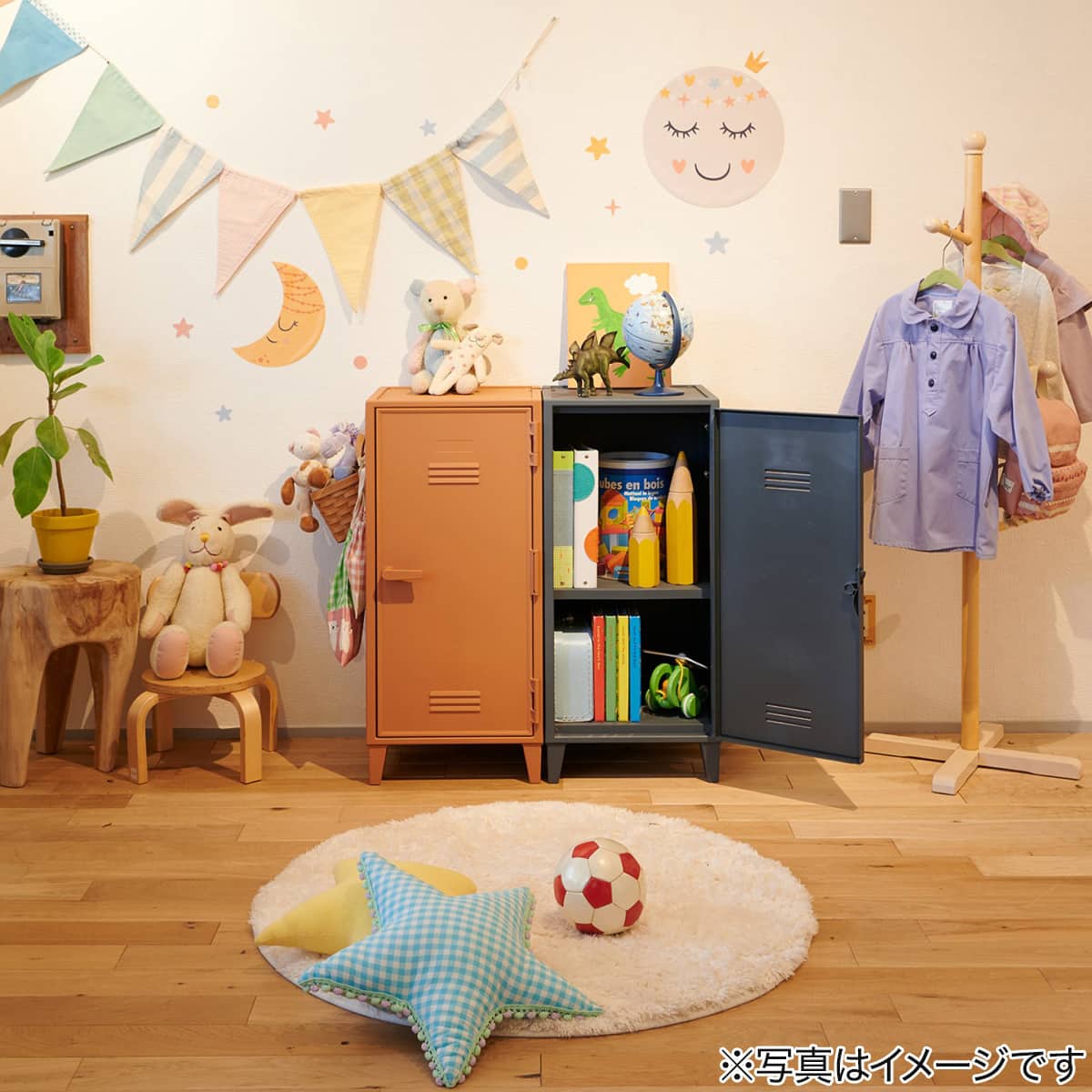 ヴィンテージテイストの樹脂製ロッカー型ペグキャビネット(OR