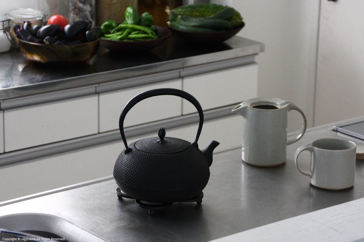 鉄瓶 新珠 | 釜定 | niguramu