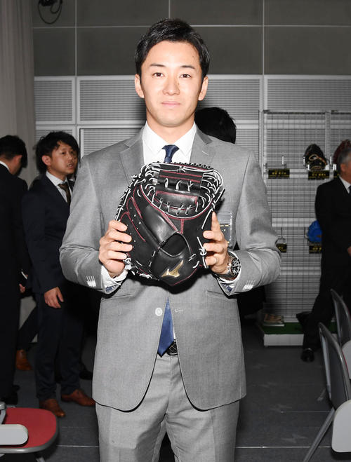 斎藤佑樹「結果を出すため」新グラブで巻き返し狙う - プロ野球 : 日刊