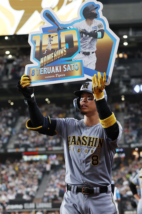 阪神】佐藤輝明100号グッズが販売スタート お宝1点ものの実使用パネル