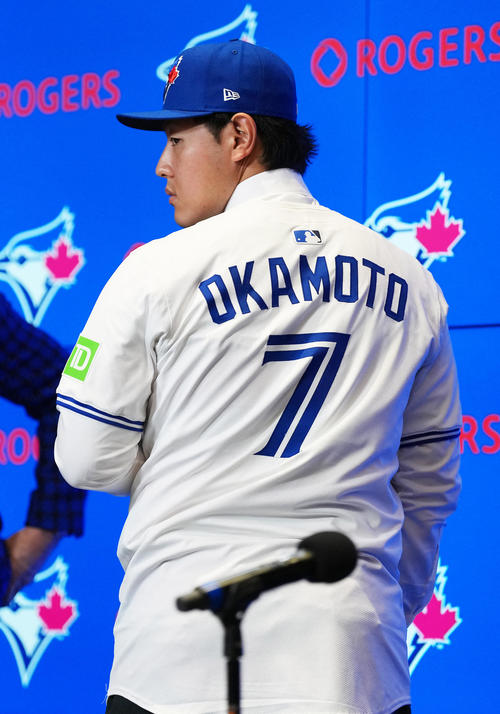 ブルージェイズ岡本和真 入団会見 青のユニホーム「世界一似合ってる