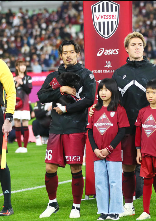 神戸】山口蛍が愛犬クロを抱っこして入場 今季から背番号96に変更