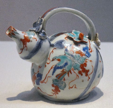 伊達家伝来の「染付牡丹唐草文大皿」 - 旧家の暮らしを映し出す有田焼