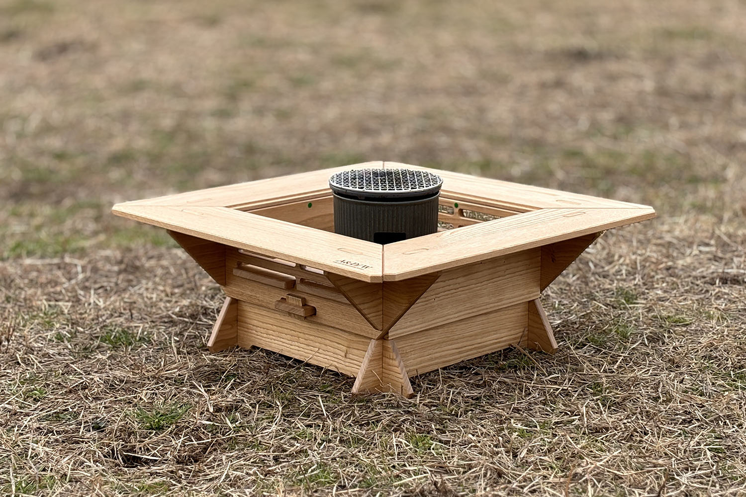 ソロ＆デュオキャンプで映える！ ミニサイズの七輪囲炉裏が新たな