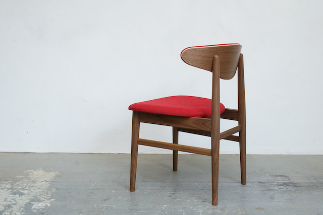 国内生産の22種類の上質な木の椅子を揃えています。ぜひ、その座り心地