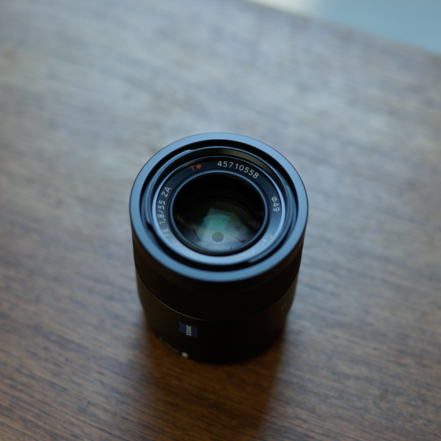 3分でわかるαレンズのヒミツ Sonnar T* FE 55mm F1.8 ZA編 | ソニー