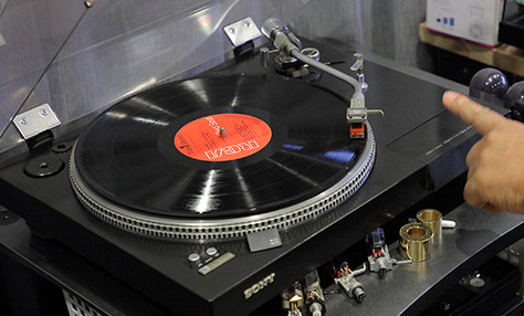 アナログレコード特有の音響効果をデジタルで再現 音の豊かさや広がり