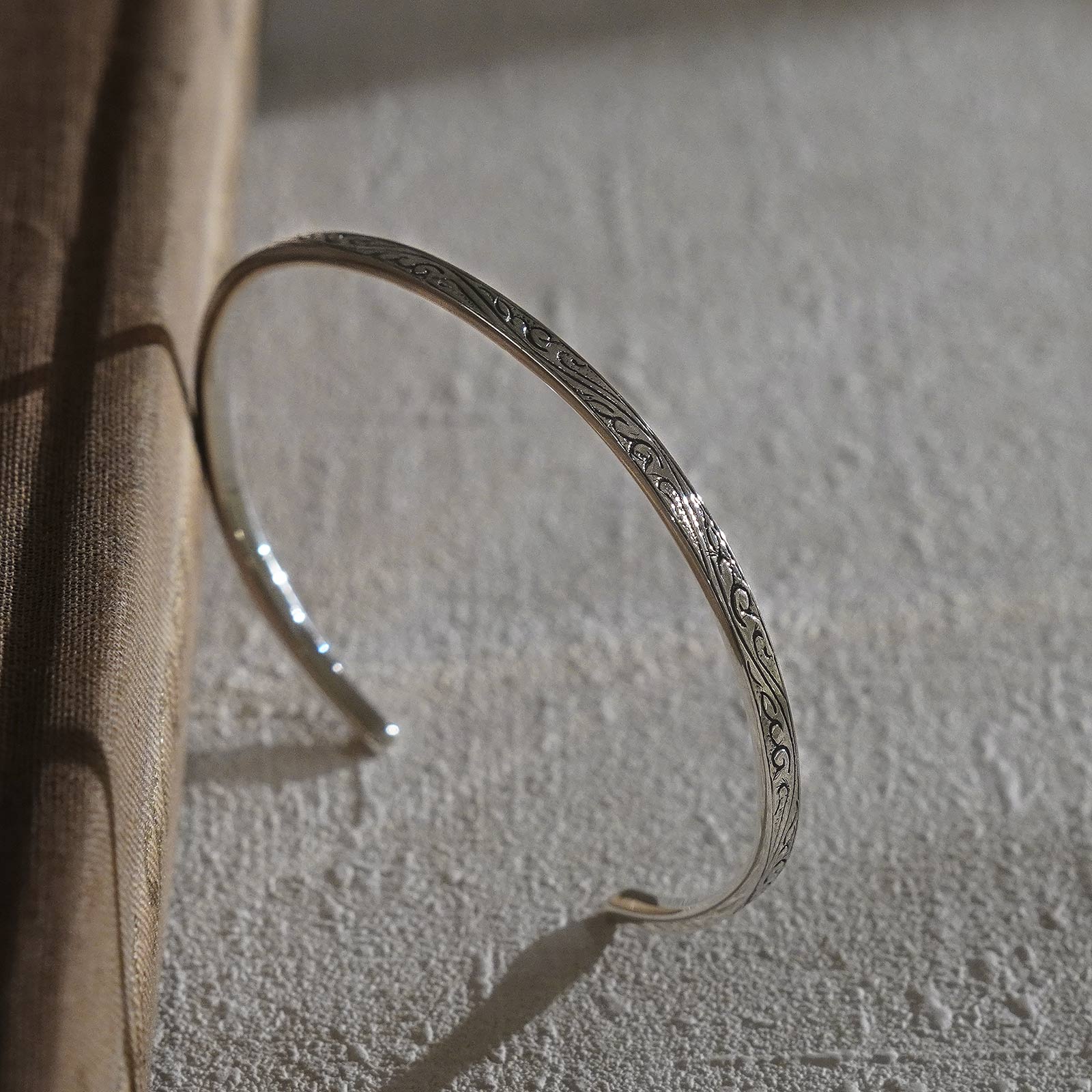 Suman Dhakhwa（スーマンダックワ） Carved Narrow Cuff（カーヴド