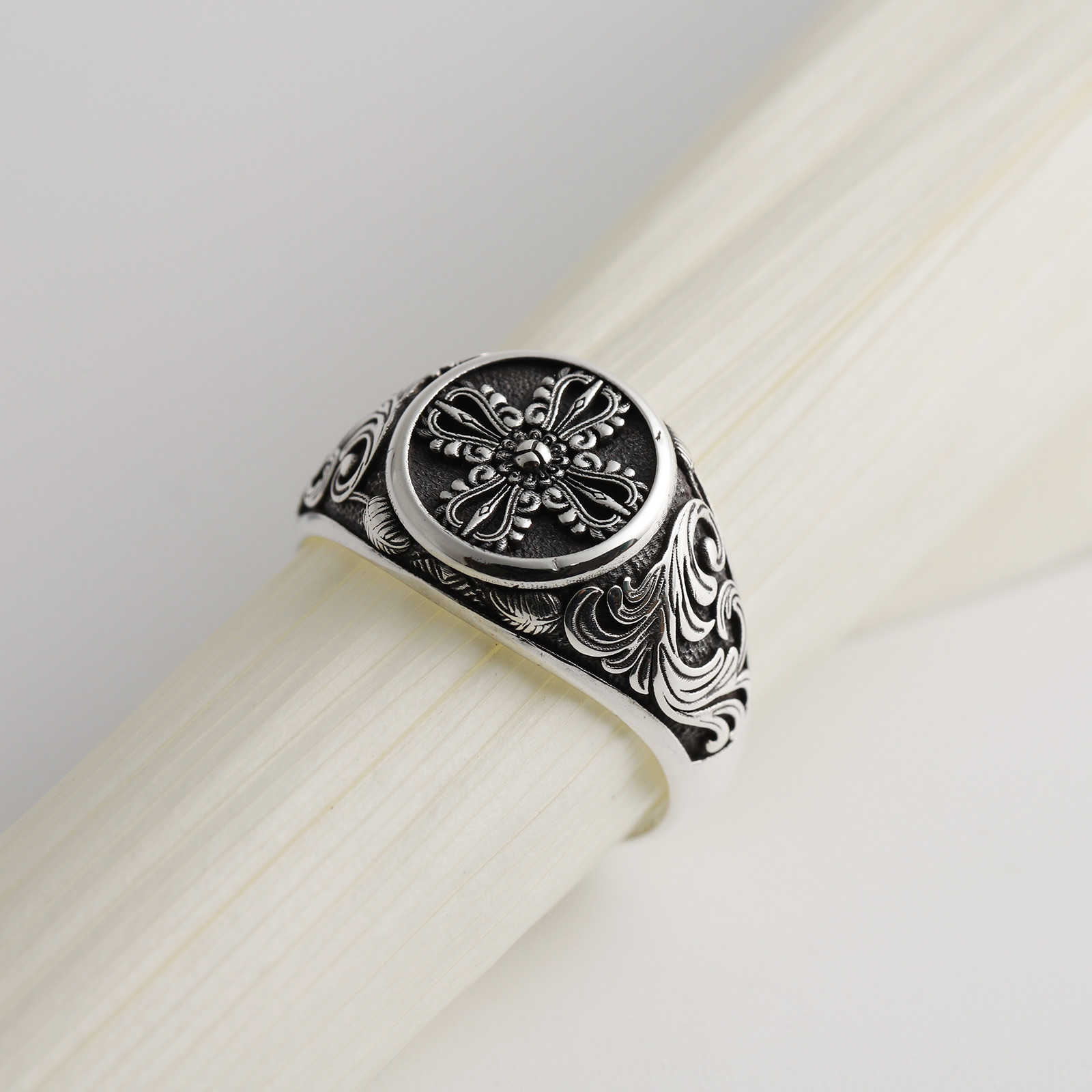 Suman Dhakhwa（スーマンダックワ） Narrow Dorje Carved Signet Ring