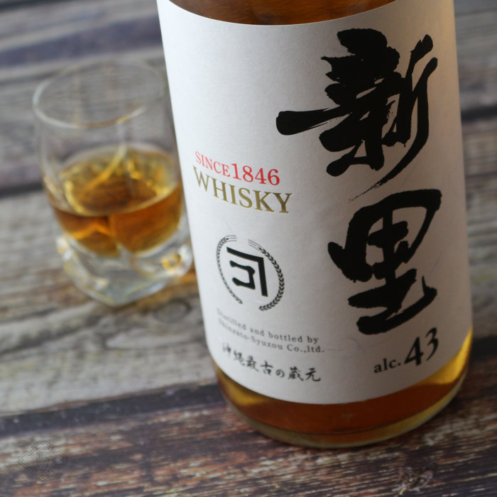 新里ウイスキー 700ml（しんざと ウイスキー 泡盛 箱付き） - 酒舗 井上屋