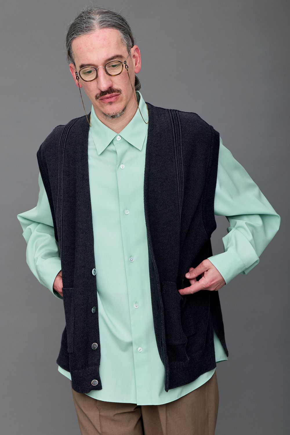 YASHIKI - 【26SS】Shirotsume V-neck Vest(BLACK) | Salty