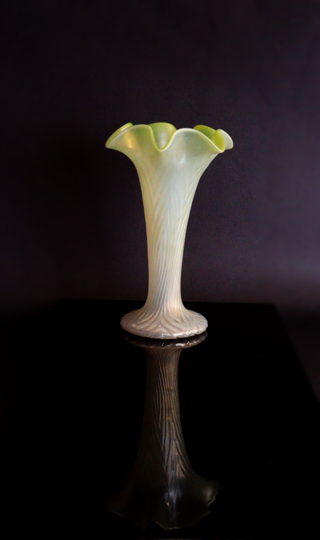 オパルセントガラスのフラワーベース アンティーク Antique Sam's