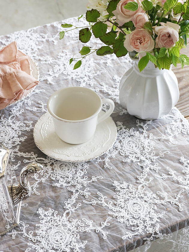 Chez moiテーブルランナーCorinzioホワイト シェモア ～ サラグレース