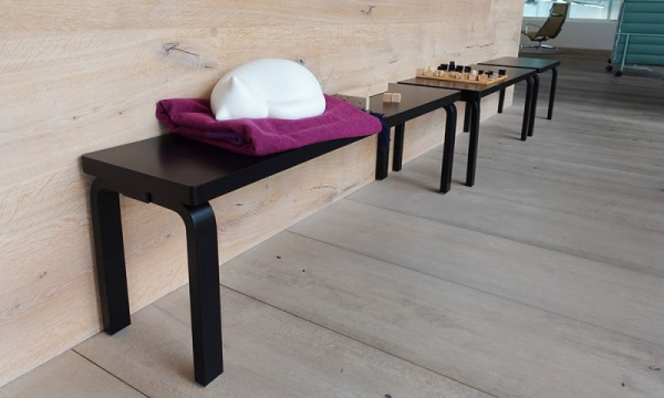 ベンチ168B ソリッドトップ / ブラックラッカーArtek（アルテック