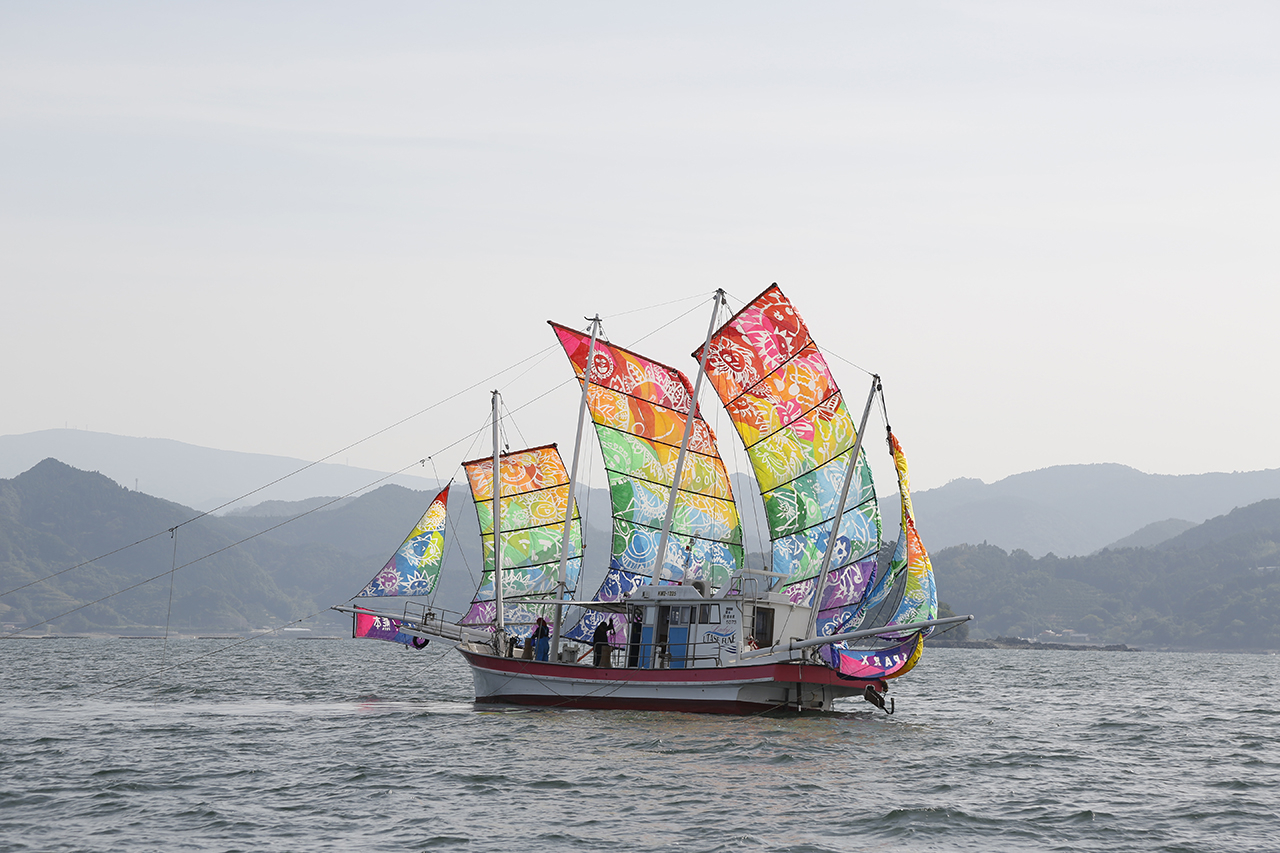 全国から募集した「太陽の笑顔」で虹色うたせ船が完成しました