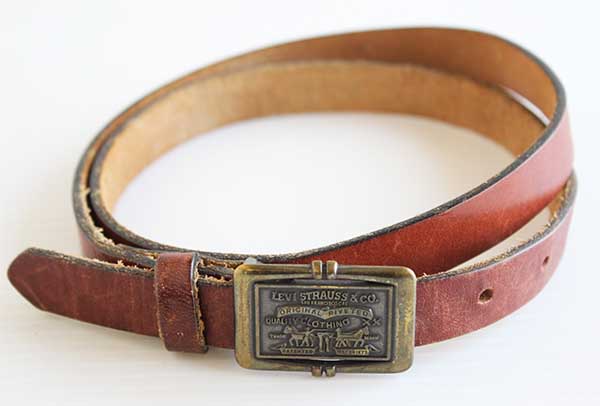 90s Levi'sリーバイス バックル レザー 細ベルト 赤茶 - Sixpacjoe Web