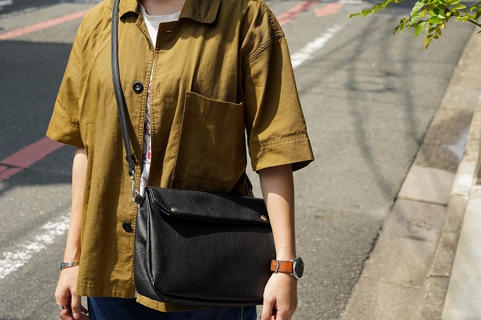 2024AW shrink-gasmask shoulder – | SLOW - スロウ 公式サイト | 革製