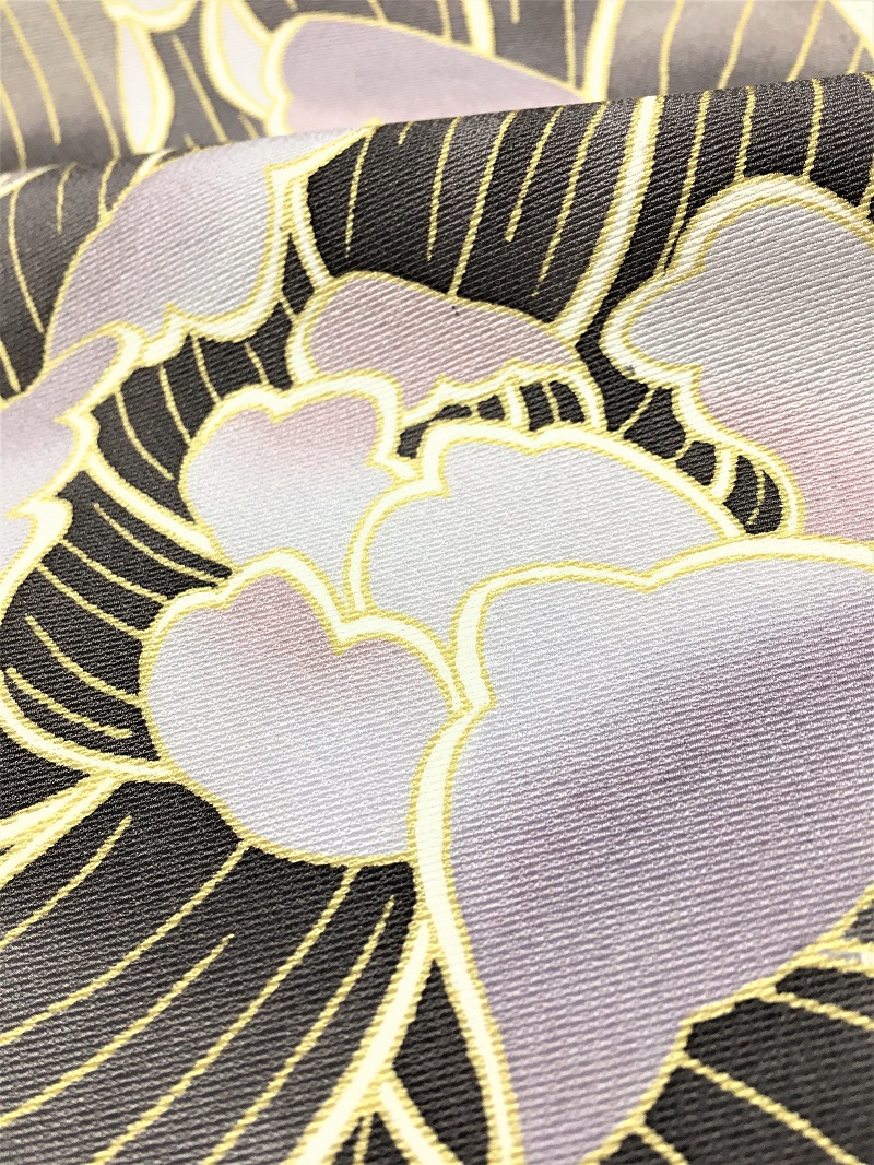 大胆な牡丹がしっとりと優しく着姿を彩ります。型糸目友禅九寸名古屋帯