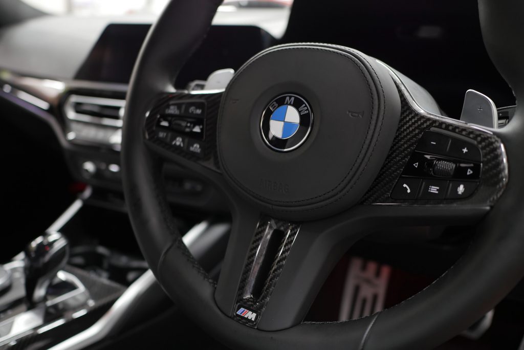BMW M3/M4用 M PerformanceカーボンステアリングカバーをG21に流用
