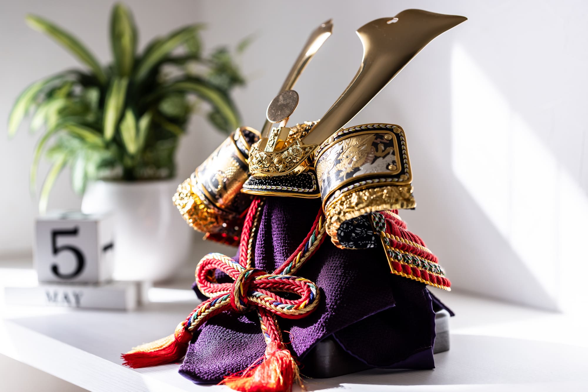 端午の節句に鎧兜を飾る理由とは？意味・飾り方と記念写真撮影アイデア