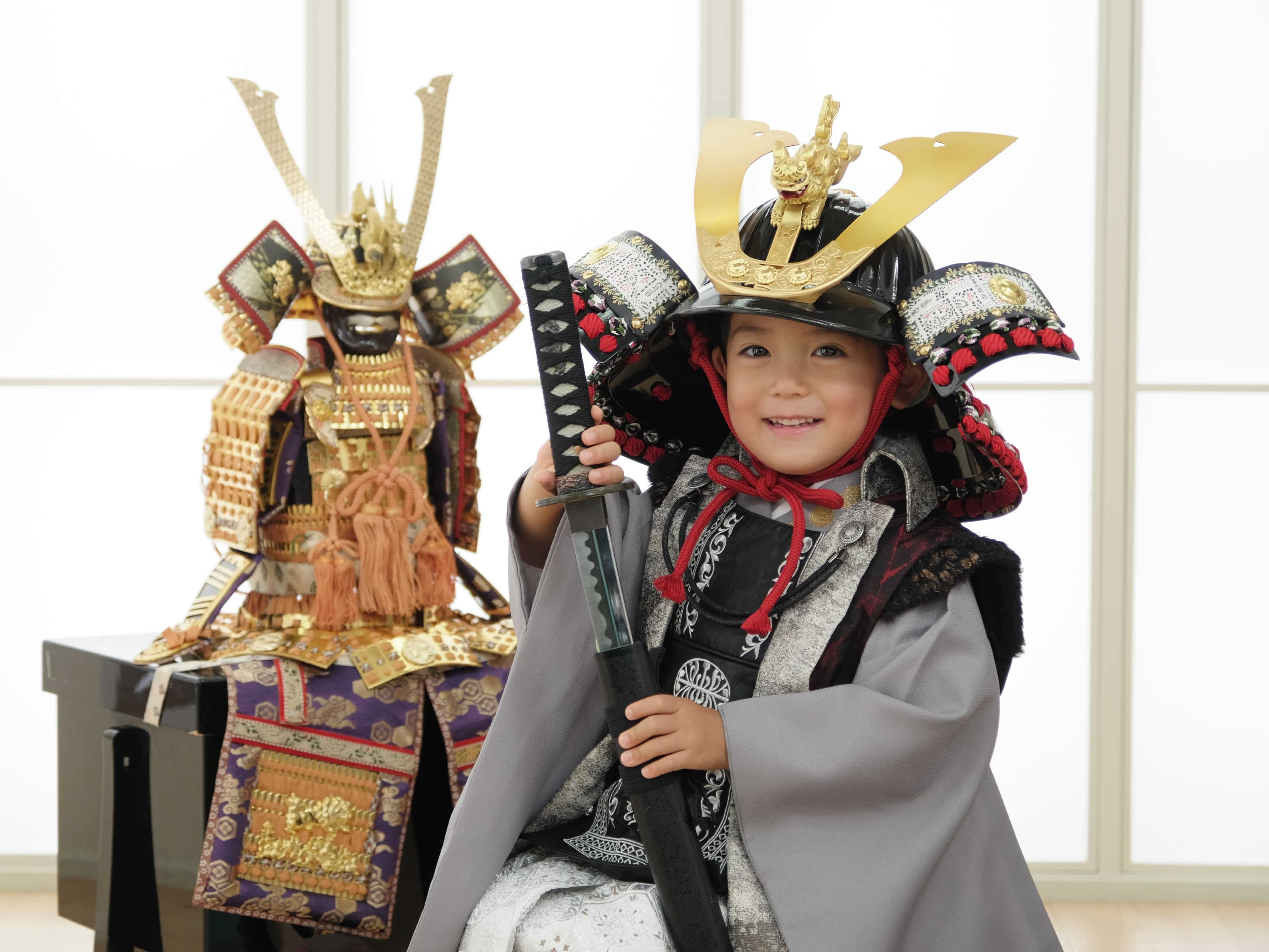 端午の節句に鎧兜を飾る理由とは？意味・飾り方と記念写真撮影アイデア