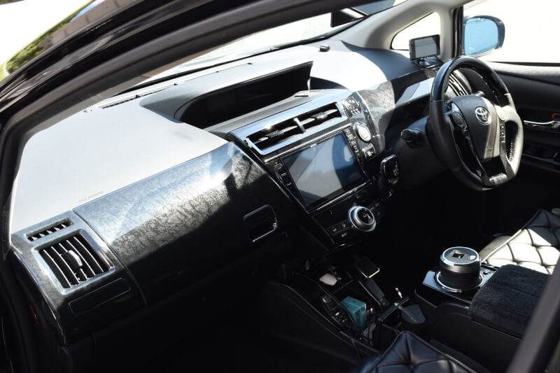 PRIUSαに黒木目調インテリアパネル取付！ - セカンドステージブログ