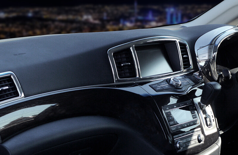 エルグランドE52をドレスアップ 高級感極めるカスタムパーツ