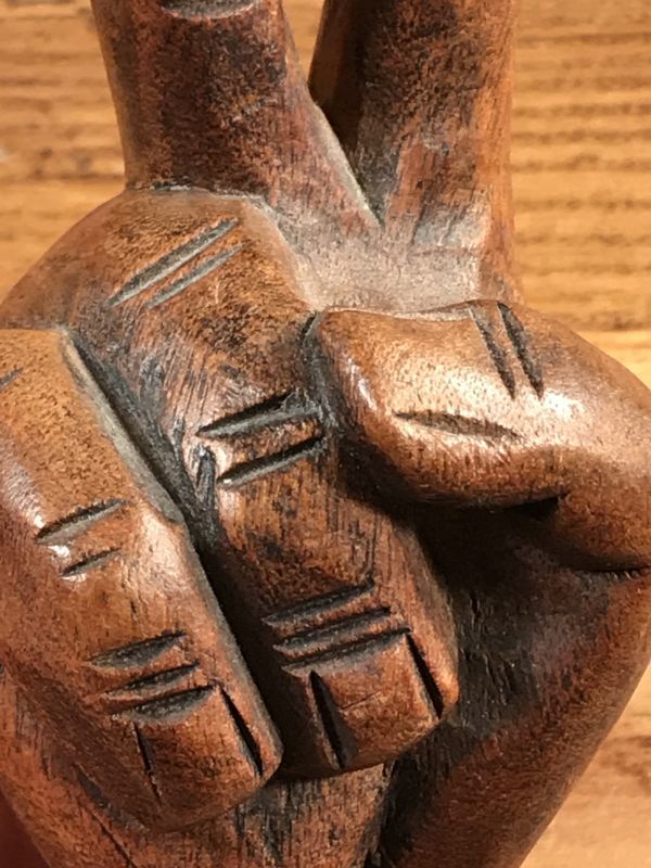 Wooden Peace Sign Figurine ピースサイン ビンテージ 置物 木彫り 70