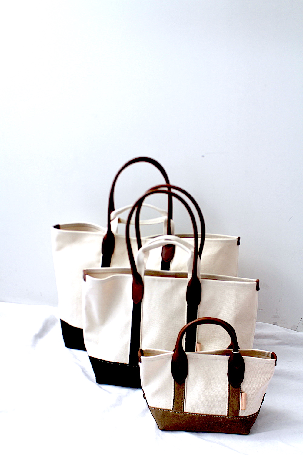 Hender Scheme”campus suede handle tote S”2色展開 | 東京 都立大学